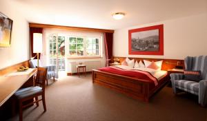 卡佩尔罗德克红斯万德幕酒店的一间卧室配有一张床、一张书桌和一个窗户。