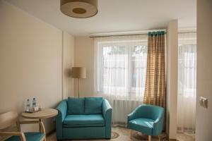 斯维诺乌伊希切瑟萨斯卡敖迪酒店的一间设有两把椅子、一张桌子和一个窗户的房间