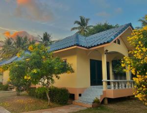 Thungwua laen resort的蓝色屋顶的小房子