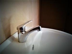 梅尔祖卡Chez Meriem的浴室水槽上装有银色水龙头