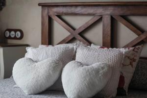 纳瓦孔塞霍casa rural La picotina的一张带两个白色枕头和木制床头板的床