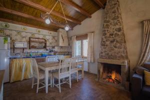 纳瓦孔塞霍casa rural La picotina的厨房配有桌子和壁炉