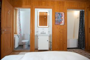伦策海德Residence for 12 persons Chalet Crestas-Lenzerheide的一间带床、水槽和卫生间的浴室