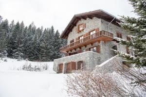 伦策海德Residence for 12 persons Chalet Crestas-Lenzerheide的雪中树木的建筑
