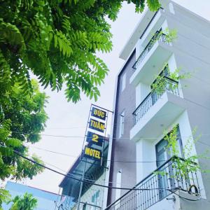 海防Đức Tuân 2 Motel的一座标有酒店标志的建筑