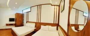 海防Đức Tuân 2 Motel的带两张床和镜子的客房