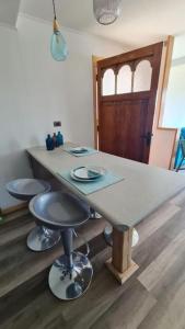 卡斯特鲁Departamento con vista al mar的一间厨房,里面配有一张桌子和凳子