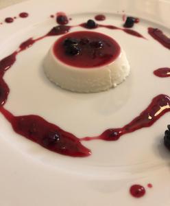 圣金Hotel Comfort的白盘上的甜品,配红酱和蓝莓