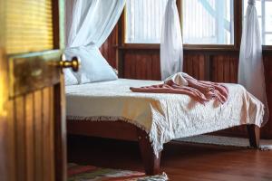 San PedrilloOcean Forest Ecolodge的一间卧室配有一张床铺,床上有毯子