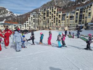 伊索拉2000伊索拉2000白雪前沿公寓的一群孩子在滑雪胜地滑雪