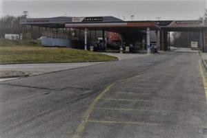 HolíčGAS Truck centrum的加油站空的加油站
