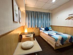 香港利園賓館的一间小卧室,配有一张床和一张桌子