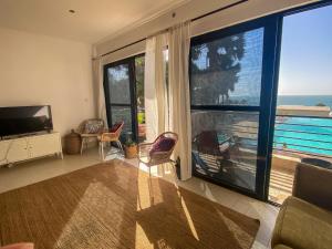 BijiloSilafando apartment - ecofriendly oceanview的客厅设有海景大窗户