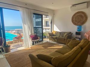 BijiloSilafando apartment - ecofriendly oceanview的带沙发的客厅,享有海景