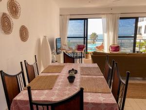 BijiloSilafando apartment - ecofriendly oceanview的享有美景的带桌椅的用餐室