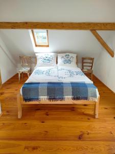 BirsteinSchlaf mal im Denkmal的一间卧室配有一张带蓝色和白色棉被的床