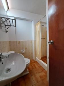 瓦拉斯Hotel la casona的浴室配有卫生间、盥洗盆和淋浴。
