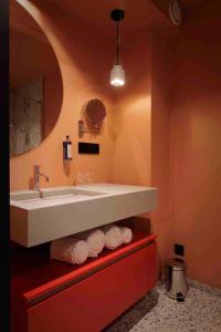 鲁汶M-Street art lodging - Self check-in的一间带水槽和架子毛巾的浴室