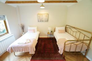 BolneyEast Lodge的一间带两张床的卧室和地毯