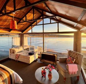 普诺KAY PACHA LODGE lago titicaca All Inclusive的享有水景的客厅