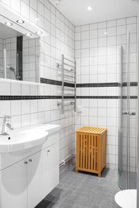 图默利拉Windalens på Österlen的白色的浴室设有水槽和镜子