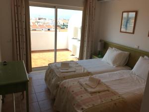 阿尔图拉Prestige for Home - Apt Alagoa Praia Altura的一间卧室设有两张床和大窗户