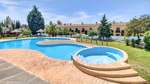 佩拉Arrancada 14的一座游泳池,位于一个与度假村的庭院内