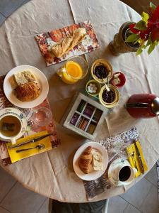 圣让多尔普"NAMASTE" Chambre zen au calme的一张桌子,上面有早餐食品和饮料