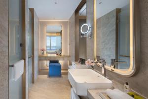 深圳深圳深航国际酒店的一间带水槽和镜子的浴室