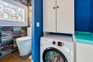 塞图巴尔Wonder Blue的洗衣房配有洗衣机和烘干机