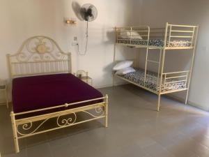 OuoranAuberge Keur Ely的一间卧室配有两张双层床。