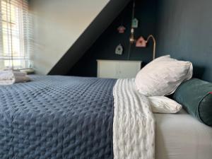 卑尔根Minime的一间卧室配有带白色床单和枕头的床。