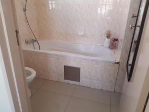 哈博罗内Ellen Topo的带浴缸和卫生间的浴室。