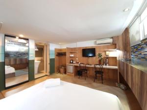 曼谷Somewhere to Escape - Hometel的一间卧室设有一张床和一间客厅。