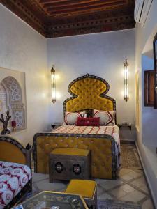 马拉喀什里雅德巴伊蒂酒店的一间卧室配有一张黄色床头板的床