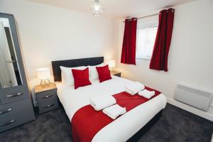 诺丁汉The Stay Company, Phoenix Court的卧室配有带红色枕头的大型白色床