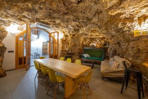 Ribera BajaCasa Manuela的洞穴内的用餐室,配有桌椅