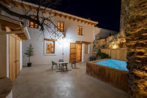 Ribera BajaCasa Manuela的一座晚上设有游泳池的房子