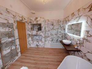 威廉堡拉瑞斯通旅馆的浴室配有白色浴缸和水槽