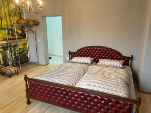 科特布斯Michas Ferienwohnung Nähe Zentrum的一张红色的床,里面有两个枕头