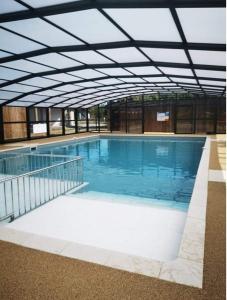 拉布耶尔Cottage chaleureux Louann的大楼内一个蓝色的大型游泳池