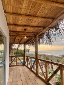 索里托斯9 Lunas的享有海滩景致的木门廊