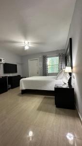 沃思湖白马汽车旅馆 的一间设有床铺和窗户的大卧室