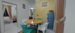 居林Myrol Homestay Kulim的客房配有桌椅和冰箱。