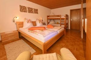 艾琴堡穆伦霍夫酒店的一间卧室配有一张大床和一张双层床。