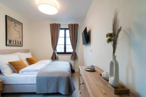 卡齐米日-多尔尼artROOM的一间小卧室,配有床和窗户