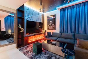迪拜3 Bedroom townhouse furnished的带沙发和平面电视的客厅
