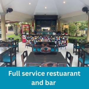 雅科拉斯布里萨别墅度假村 的一间餐厅设有全方位服务的餐厅和酒吧
