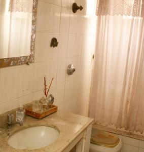 贝洛奥里藏特Apartamento Gutierrez 1的一间带水槽和卫生间的浴室