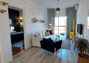 科孚镇AAY- Best Corfu Town & Sea Apart 2bedroom Renovated + lift / Comfy&Design+WiFi的客厅配有白色的沙发和桌子